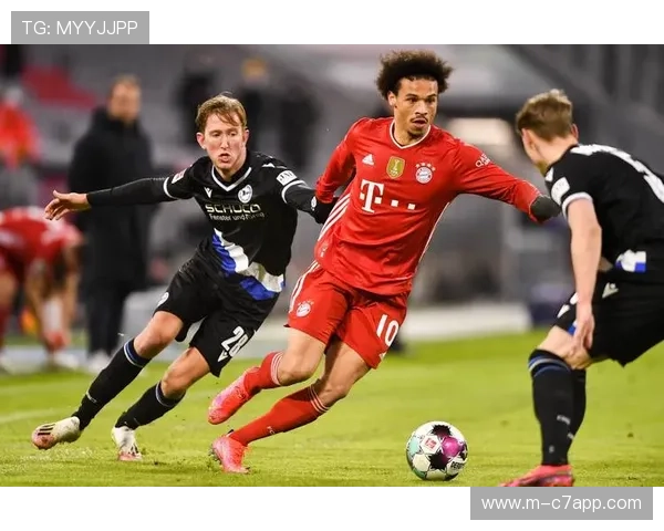 德甲拜仁慕尼黑训练课曝光，三中卫体系应对多线作战